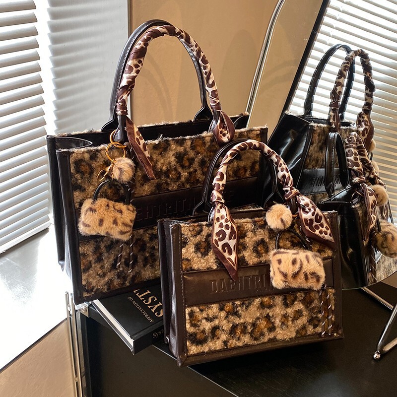 2025 Outdoor Style Free Delivery Designer Fashion Leopard Print Handbag Spring New Shoulder Large Capacity Temperament Versatile Tote Bag