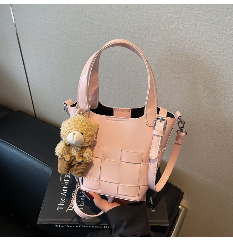 Designer 2025 New Outdoor Free Delivery Korean Style Beautiful Hand-held Bucket Personalized Texture Crossbody Stylish Shoulder Bag