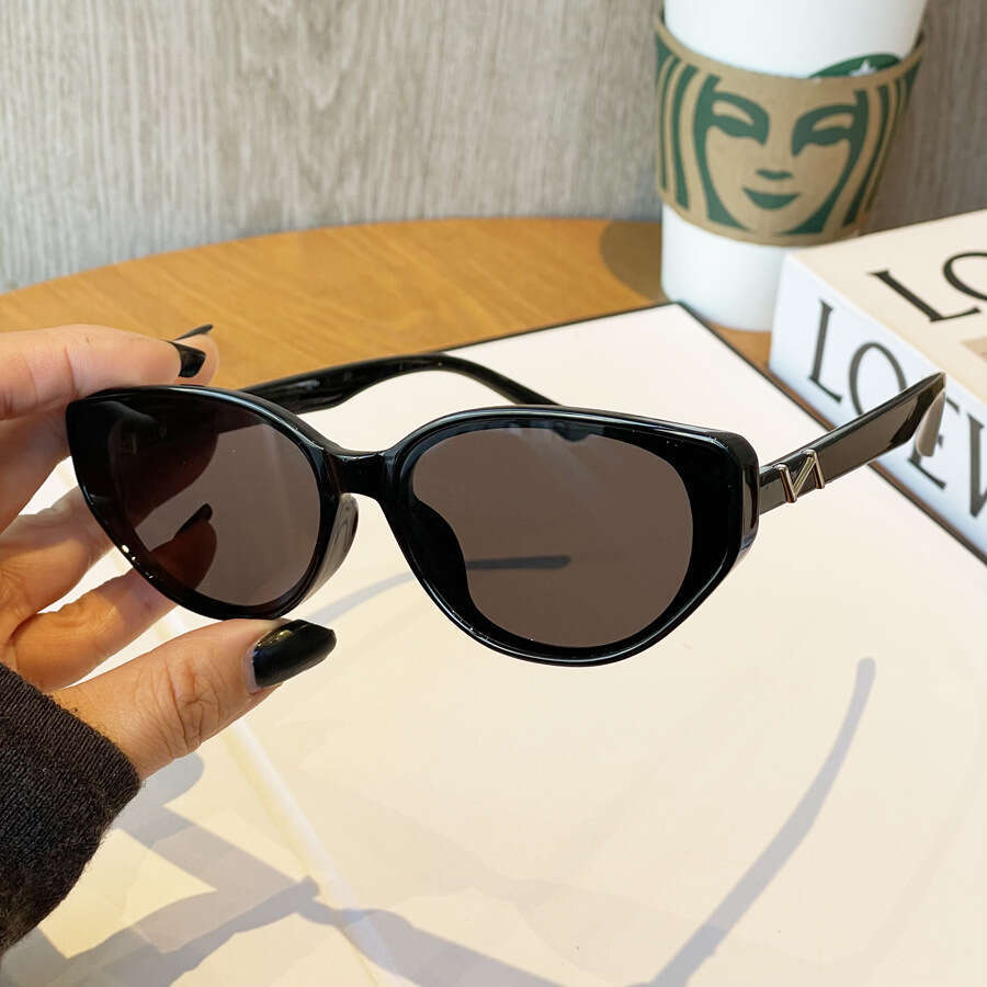 Fashionable trendy women with a high-end feel, frames that are versatile and show off, small glasses for travel, sunscreen, cat's eye sunglasses