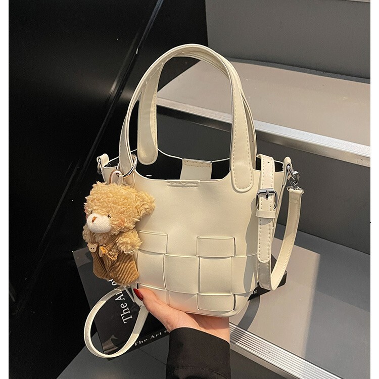 Designer 2025 New Outdoor Free Delivery Korean Style Beautiful Hand-held Bucket Personalized Texture Crossbody Stylish Shoulder Bag