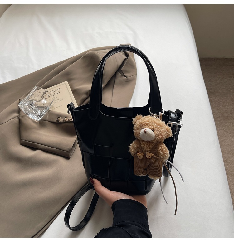 Designer 2025 New Outdoor Free Delivery Korean Style Beautiful Hand-held Bucket Personalized Texture Crossbody Stylish Shoulder Bag