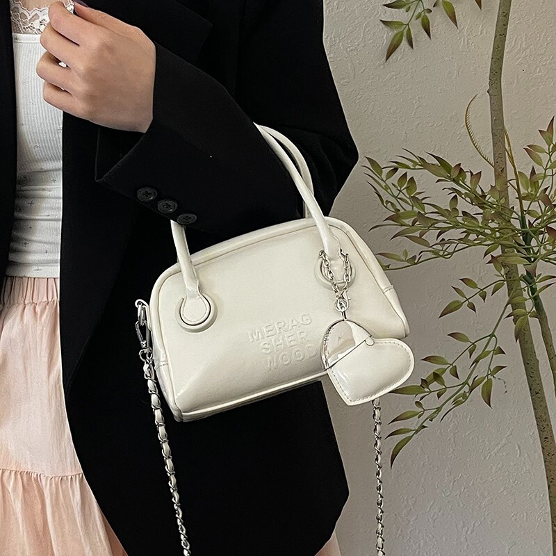 2025 New Outdoor Style Free Delivery Designer Bag High End Handbag For Women Fashionable And Versatile Single Shoulder Pillow Simple Commuting Crossbo