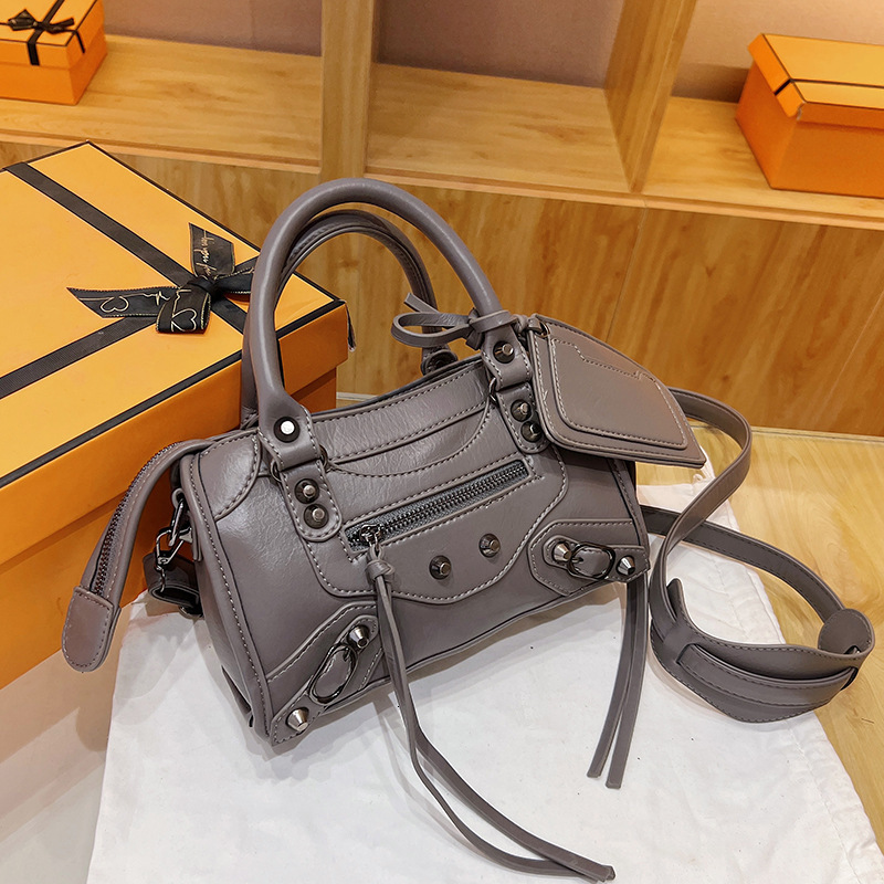 2025 New Outdoor Style Free Delivery Designer Rivet Oilskin Motorcycle Handbag Fashion Trend Single Shoulder Crossbody Women's Bag