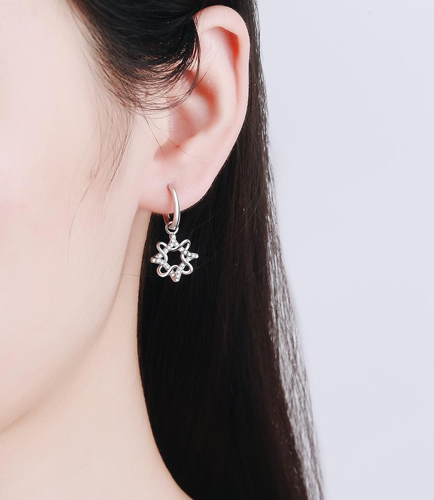 Sophisticated Ladies' Jewelry: Classic 925 Silver Horseshoe Hoops Enhanced by Resilient Moissanites