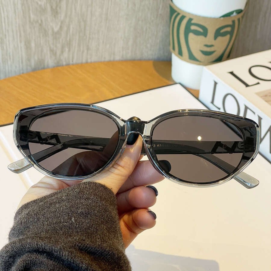 Fashionable trendy women with a high-end feel, frames that are versatile and show off, small glasses for travel, sunscreen, cat's eye sunglasses