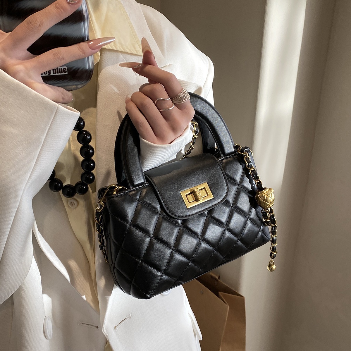 2025 New Outdoor Style Luxury Free Delivery Designer Bag French Niche Diamond Chain Handbag For Women's Fashion Handbag Commuting Single Shoulder