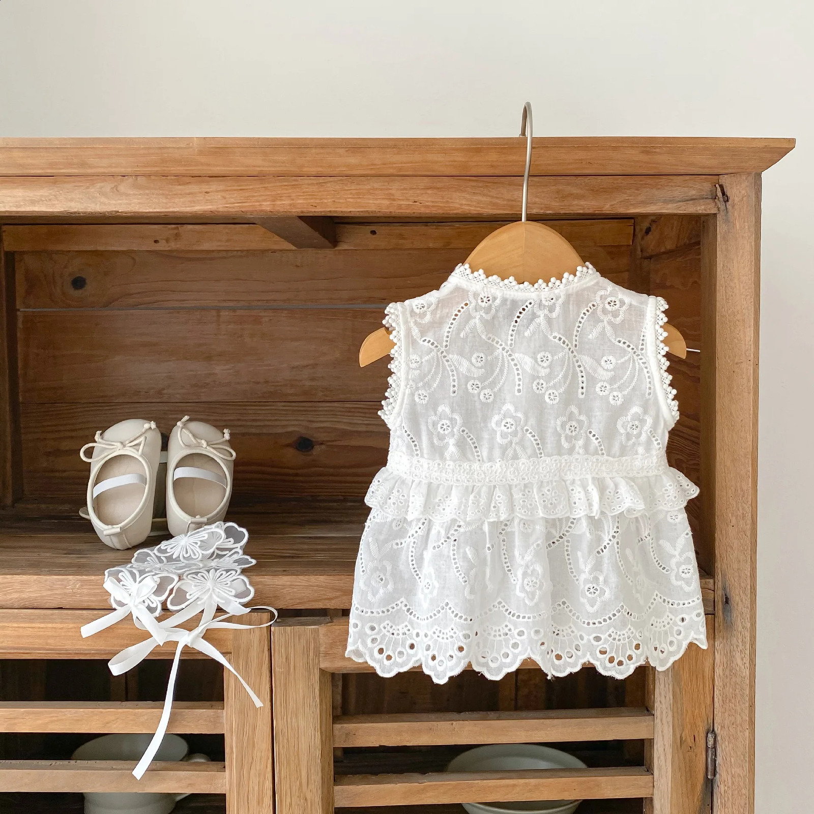 INS2023 Summer Product Baby and Toddler Girls Sweet Princess Style Embroidered Hollow Lace Hem Sleeveless Cardigan Top 250517z