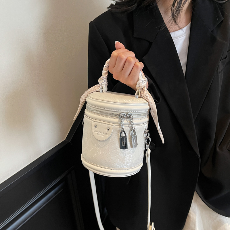 Designer 2025 New Outdoor Style Free Delivery Popular And Fashionable Small Bucket Bag For Women In Spring Korean Minimalist Handbag Niche Design