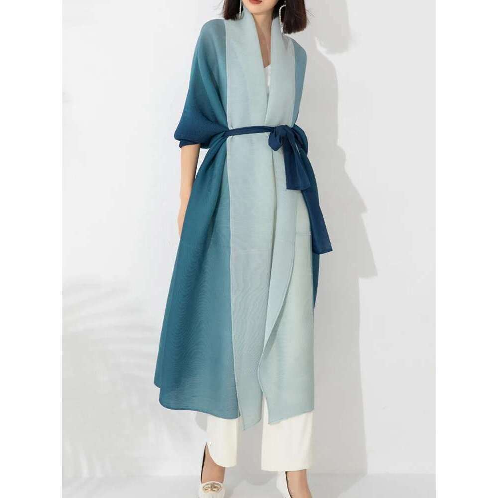 LANMREM Gradient Pleated Trench Coat For Women Bat Sleeve Scarf Collar Long Windbreaker Female Fashion Clothing 2025 New 2DA2148