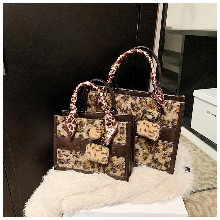 2025 Outdoor Style Free Delivery Designer Fashion Leopard Print Handbag Spring New Shoulder Large Capacity Temperament Versatile Tote Bag