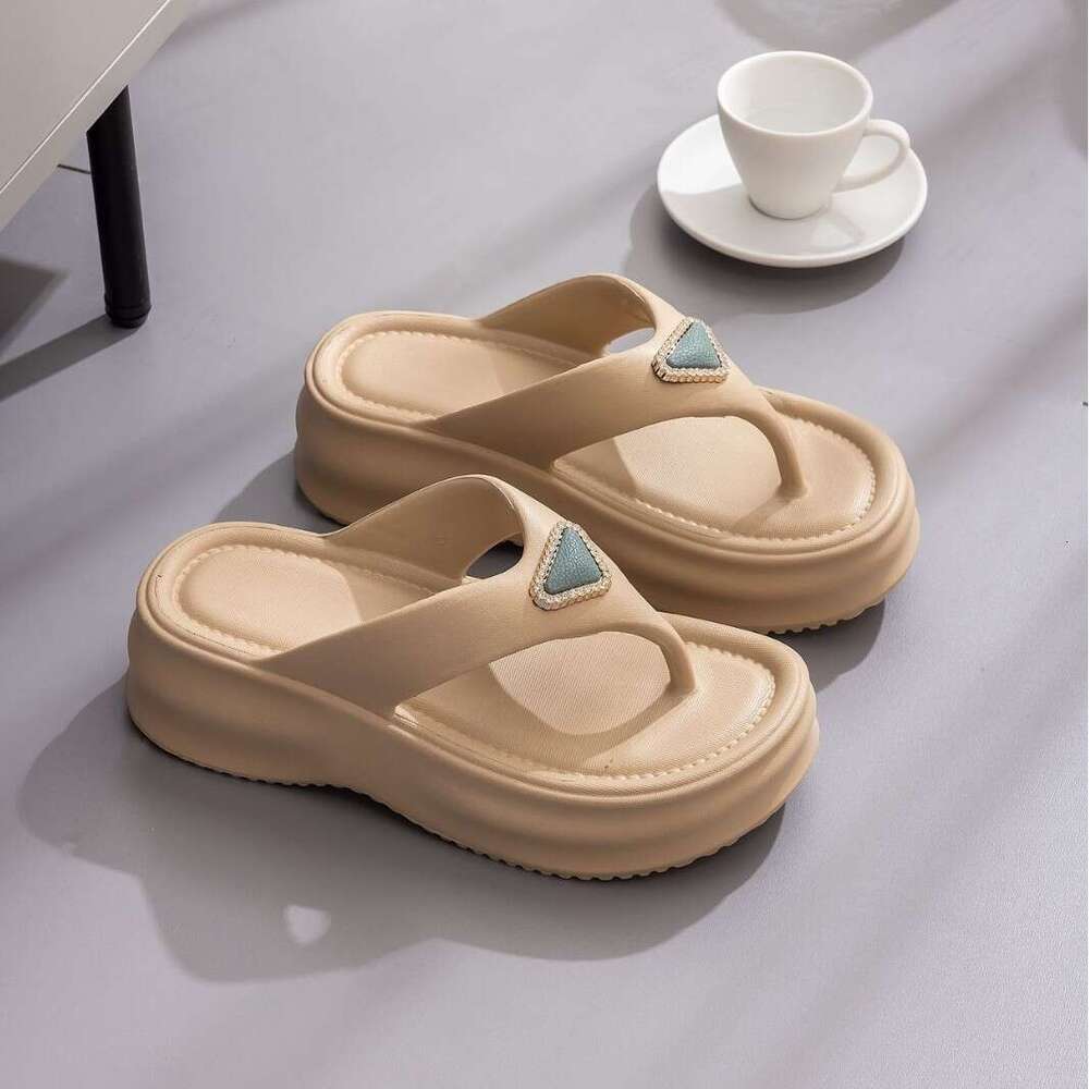 High Quality Outdoor Slippers For Women Popular In 2025 EVA Odorless Foot Flip Flops Sandals Thick Soled Cute Beach Slippers Fashionable For Women
