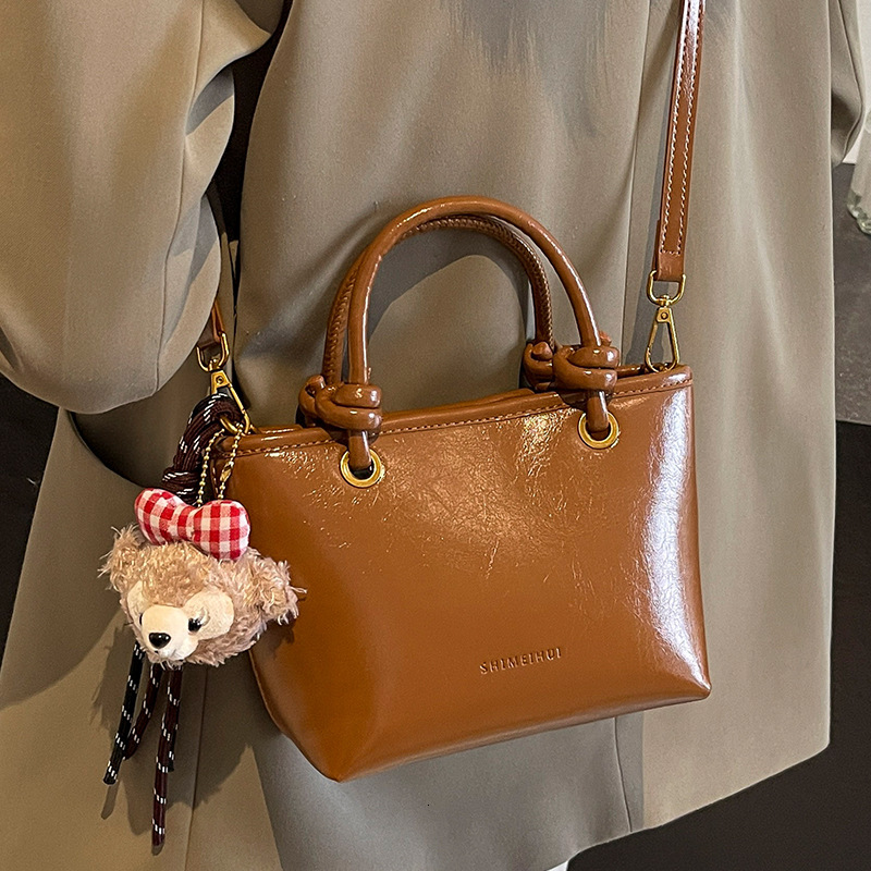 2025 New Outdoor Style Luxury Free Delivery Designer Bag Autumn/winter Melad Women's New Red Wedding Fashion Handheld Single Shoulder Crossbody B