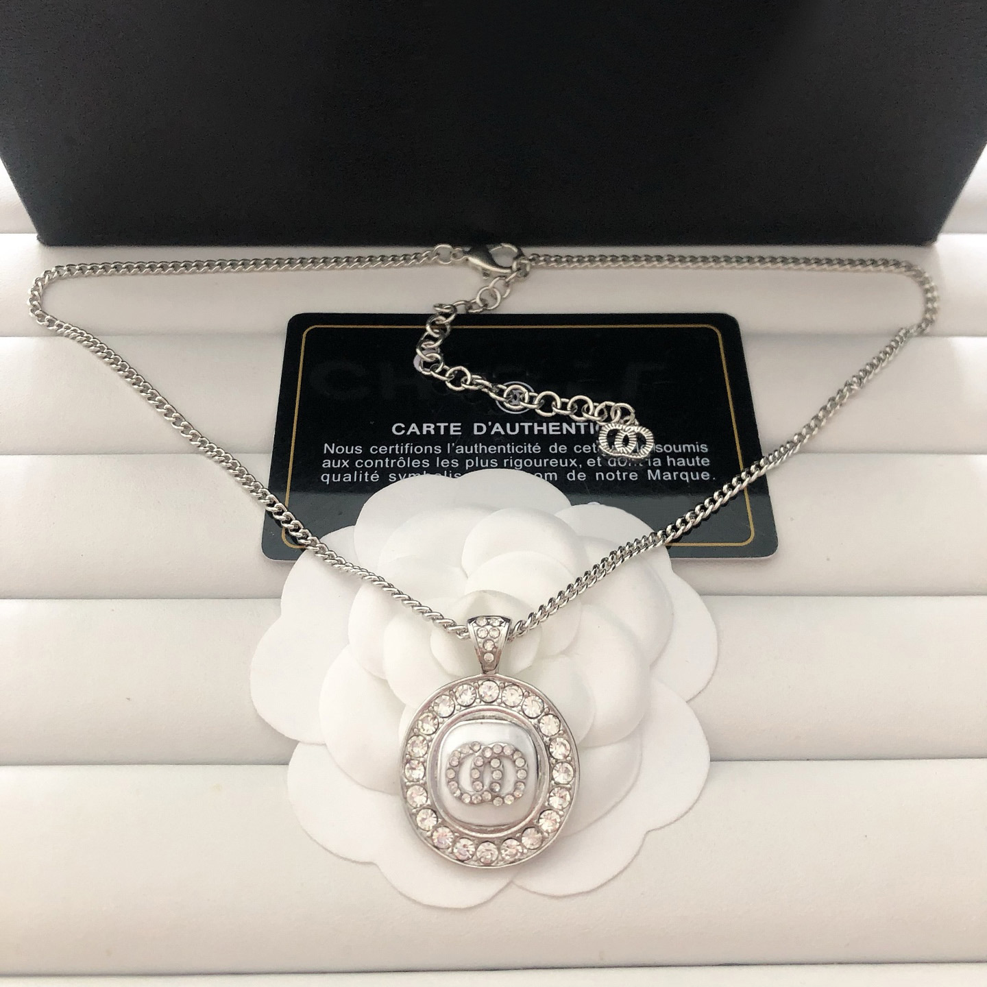 Elegant Initial Pendant Necklace Shining Silver Tone Necklace with Rhinestone Letter Fashionable Jewelry for Women Z251010