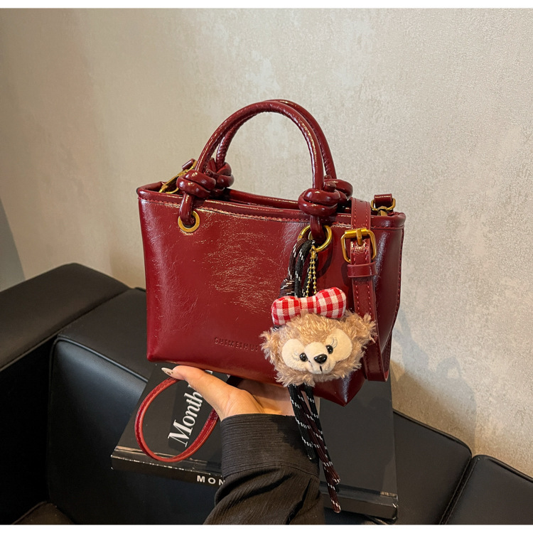 2025 New Outdoor Style Luxury Free Delivery Designer Bag Autumn/winter Melad Women's New Red Wedding Fashion Handheld Single Shoulder Crossbody B
