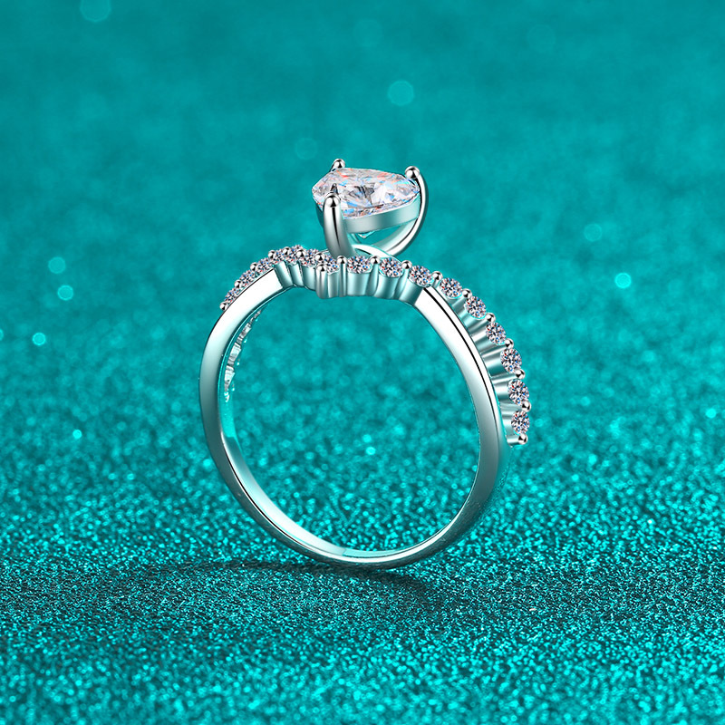 Sophisticated Bridal Accessory: Premium Grade Lab-Grown Simulated Stone Adorning an Artful Heart Silhouette