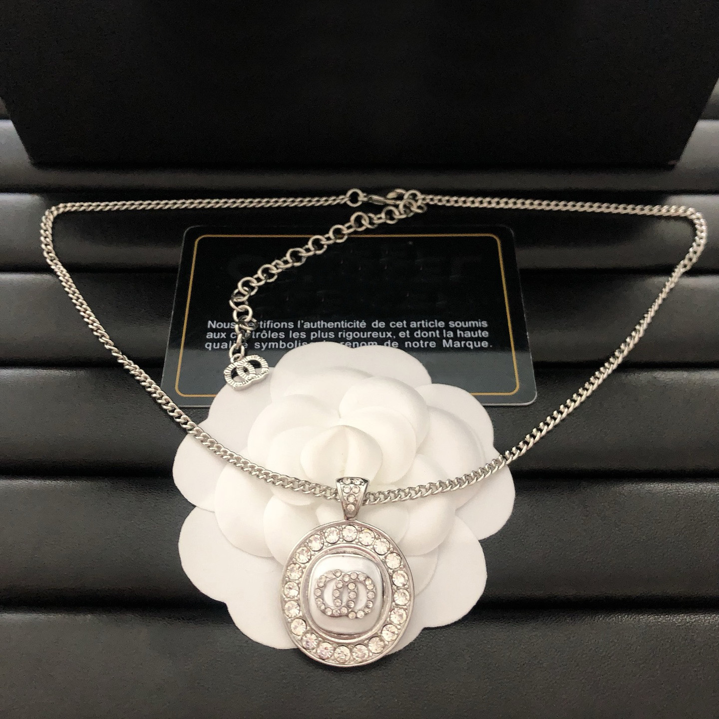 Elegant Initial Pendant Necklace Shining Silver Tone Necklace with Rhinestone Letter Fashionable Jewelry for Women Z251010