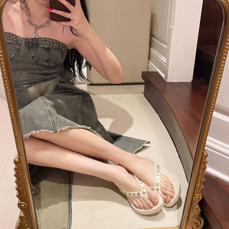 2025 New Arrival Fashion Design Plus Size 36-40 Women Beach flip flops Simple Style Indoor Patterned Slope heel non slip slippers Outdoor versatile fr
