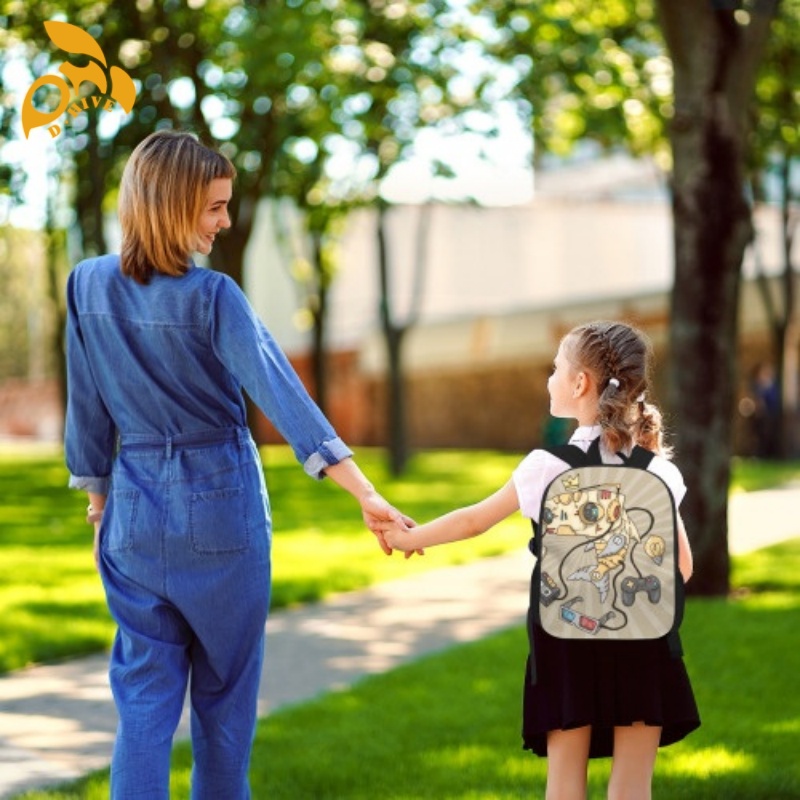 Free delivery.designers customize lightweight high-quality children's schoolbags in white and black.