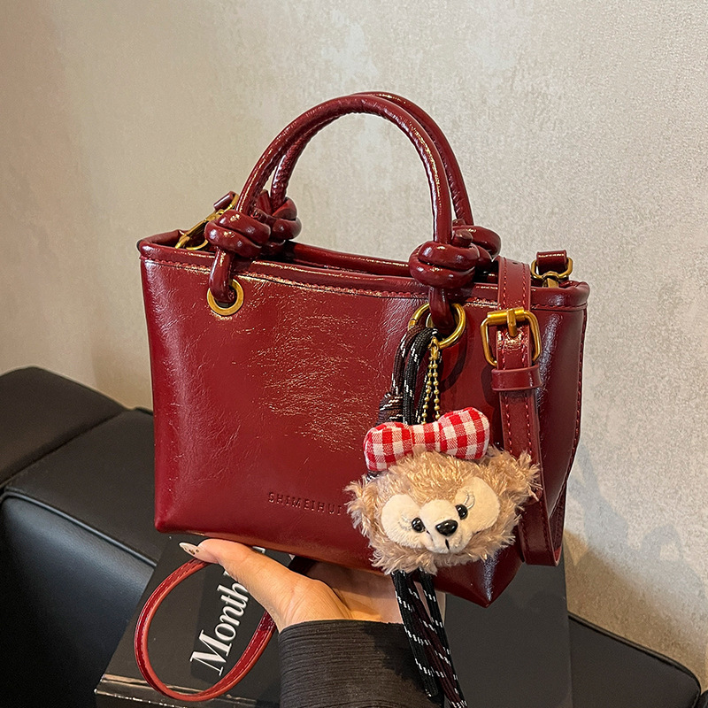 2025 New Outdoor Style Luxury Free Delivery Designer Bag Autumn/winter Melad Women's New Red Wedding Fashion Handheld Single Shoulder Crossbody B