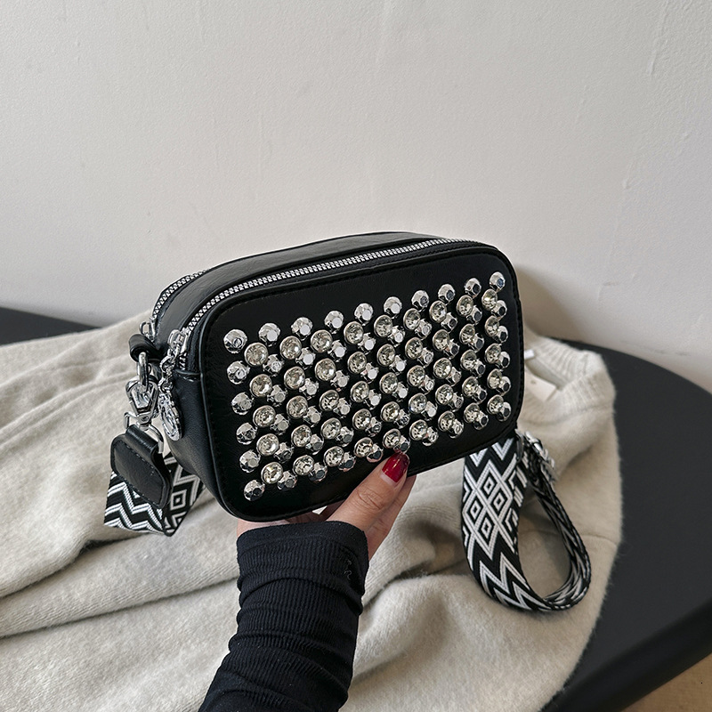 2025 New Outdoor Style Luxury Free Delivery Designer Bag Popular Korean Version Fashionable Rivet Personalized Women's Wide Shoulder Strap Crossb