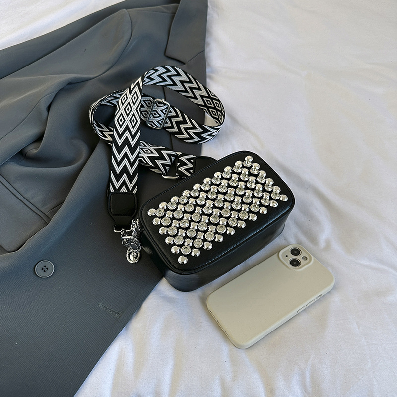 2025 New Outdoor Style Luxury Free Delivery Designer Bag Popular Korean Version Fashionable Rivet Personalized Women's Wide Shoulder Strap Crossb