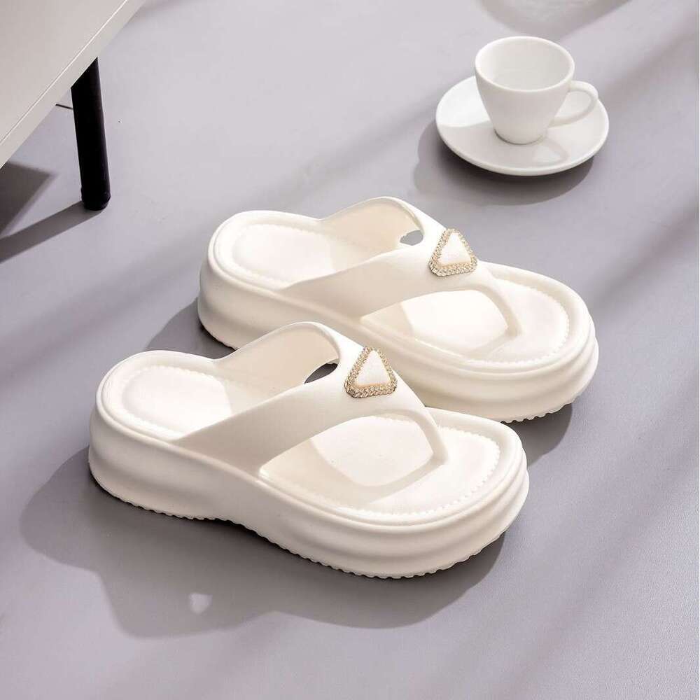 High Quality Outdoor Slippers For Women Popular In 2025 EVA Odorless Foot Flip Flops Sandals Thick Soled Cute Beach Slippers Fashionable For Women