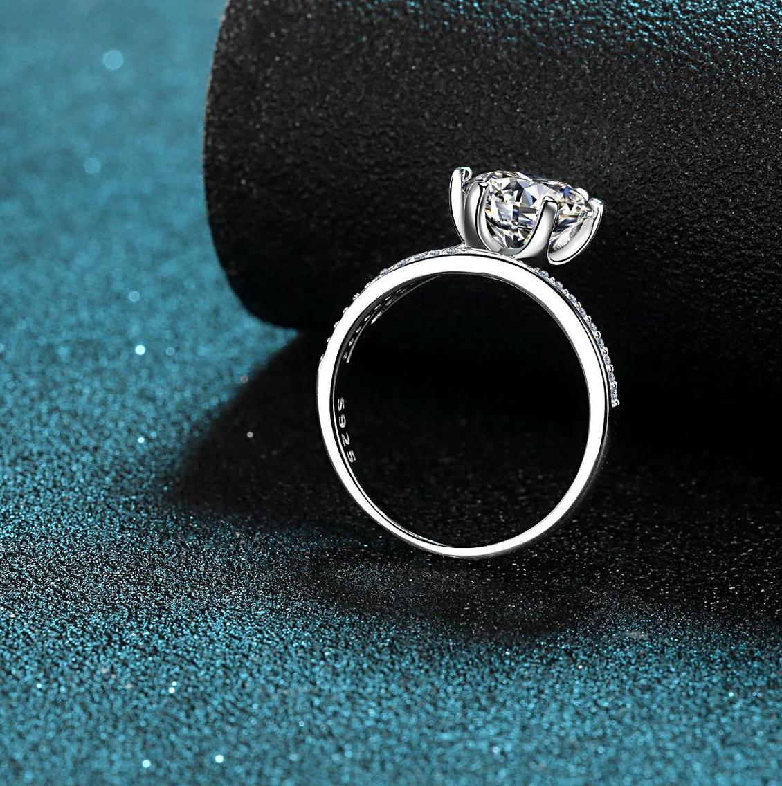 Chic & Timeless Women's Solitaire Ring Made of High-Quality Sterling Silver Highlighted by Exceptionally Clear Cubic Zirconia Gem