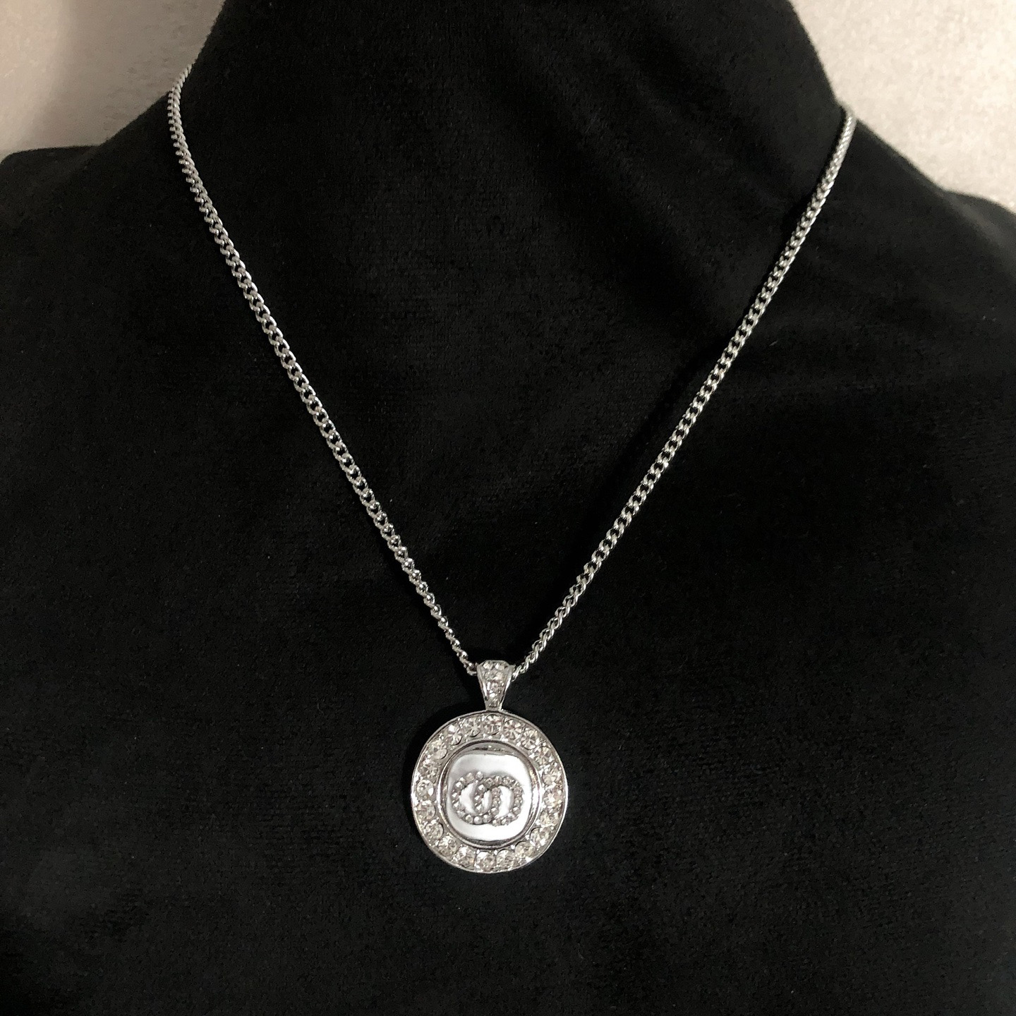 Elegant Initial Pendant Necklace Shining Silver Tone Necklace with Rhinestone Letter Fashionable Jewelry for Women Z251010