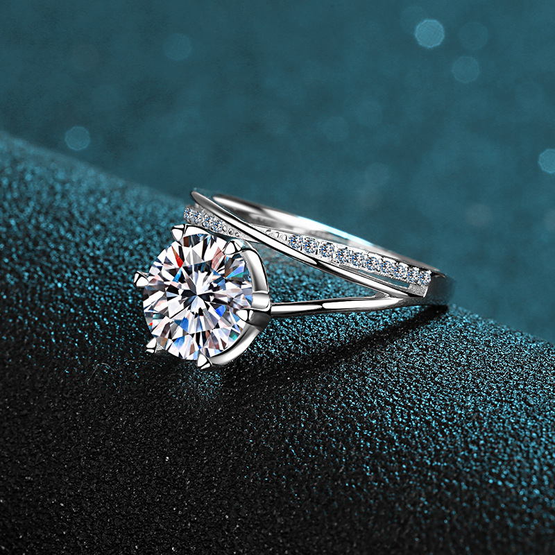 Chic & Timeless Women's Solitaire Ring Made of High-Quality Sterling Silver Highlighted by Exceptionally Clear Cubic Zirconia Gem