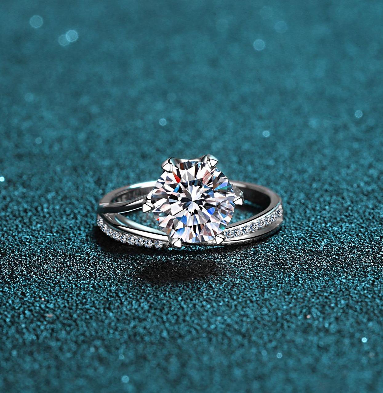 Chic & Timeless Women's Solitaire Ring Made of High-Quality Sterling Silver Highlighted by Exceptionally Clear Cubic Zirconia Gem