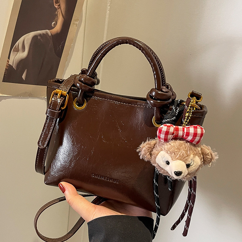 2025 New Outdoor Style Luxury Free Delivery Designer Bag Autumn/winter Melad Women's New Red Wedding Fashion Handheld Single Shoulder Crossbody B