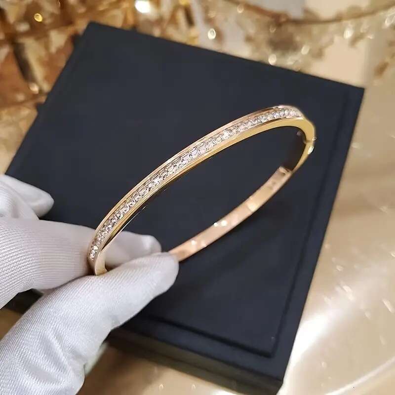 Fashionable New Niche Pave Diamond Delicate Oval Small Square Diamonds Bracelet