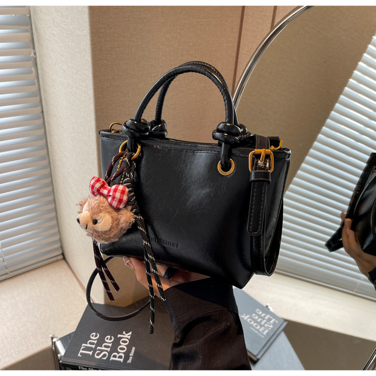 2025 New Outdoor Style Luxury Free Delivery Designer Bag Autumn/winter Melad Women's New Red Wedding Fashion Handheld Single Shoulder Crossbody B