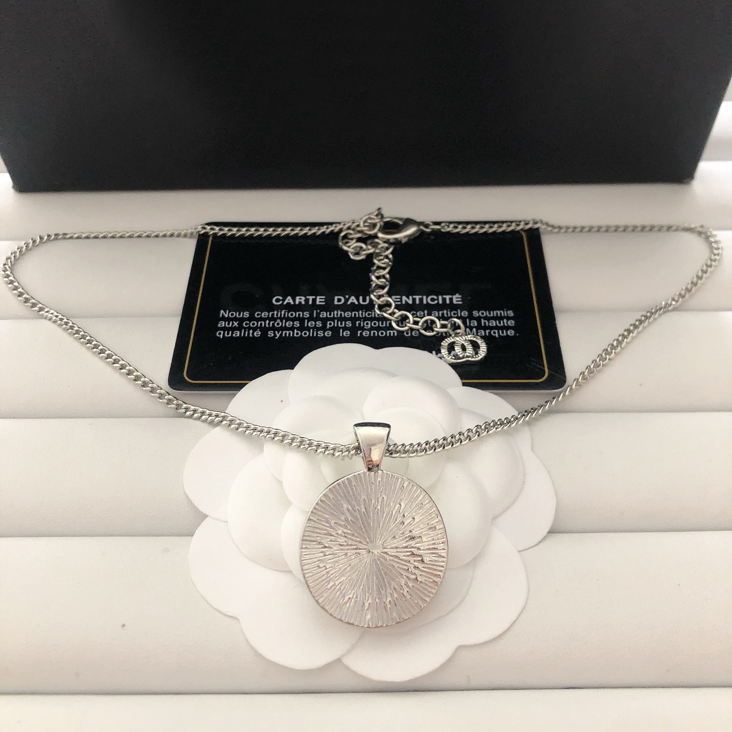 Elegant Initial Pendant Necklace Shining Silver Tone Necklace with Rhinestone Letter Fashionable Jewelry for Women Z251010