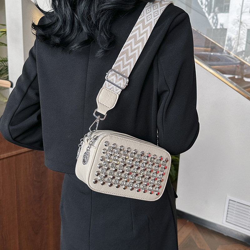 2025 New Outdoor Style Luxury Free Delivery Designer Bag Popular Korean Version Fashionable Rivet Personalized Women's Wide Shoulder Strap Crossb