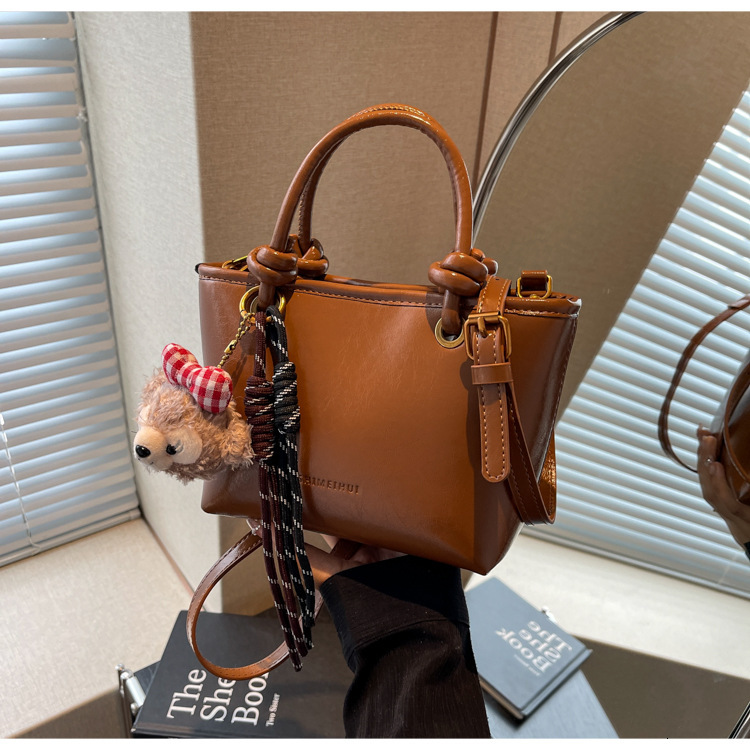 2025 New Outdoor Style Luxury Free Delivery Designer Bag Autumn/winter Melad Women's New Red Wedding Fashion Handheld Single Shoulder Crossbody B