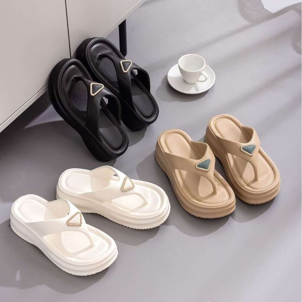 High Quality Outdoor Slippers For Women Popular In 2025 EVA Odorless Foot Flip Flops Sandals Thick Soled Cute Beach Slippers Fashionable For Women