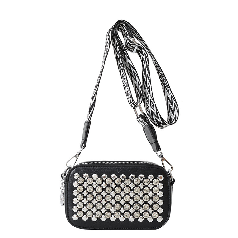2025 New Outdoor Style Luxury Free Delivery Designer Bag Popular Korean Version Fashionable Rivet Personalized Women's Wide Shoulder Strap Crossb