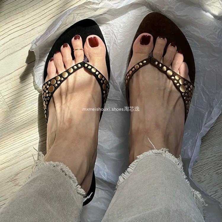 The 2025 new high-end European and American style riveted toe flip-flops with suede hertage-shaped high heels for women to wear as outerwear in summer
