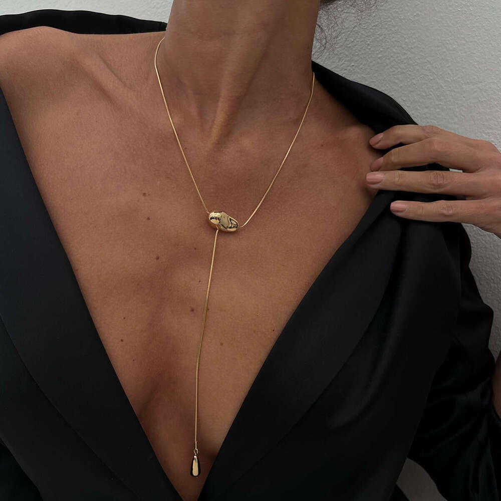 Geometric Snake Chain Necklace with Teardrop Pendant Modern Minimalist Alloy Collarbone Jewelry in Gold and White