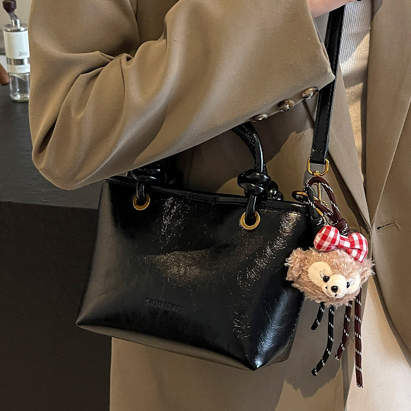 2025 New Outdoor Style Luxury Free Delivery Designer Bag Autumn/winter Melad Women's New Red Wedding Fashion Handheld Single Shoulder Crossbody B