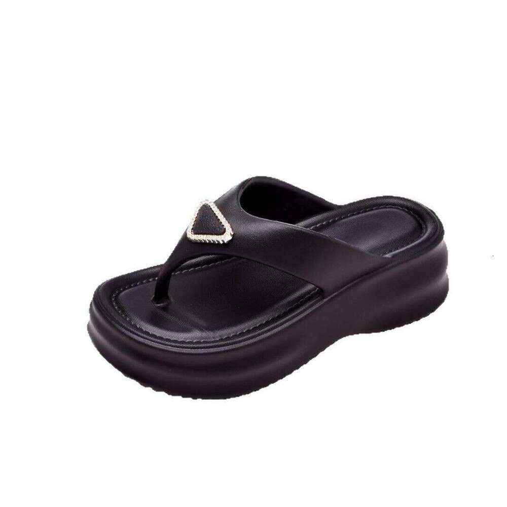 High Quality Outdoor Slippers For Women Popular In 2025 EVA Odorless Foot Flip Flops Sandals Thick Soled Cute Beach Slippers Fashionable For Women