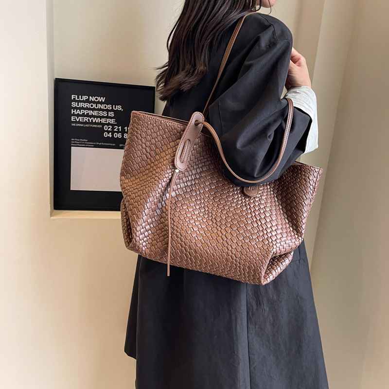 Free Shipping Designer Bag Popular High-end Feel Large Capacity Woven Armpit Tote Bag Womens Bag 2025 Commuting New Retro Hand-held Shoulder Bag