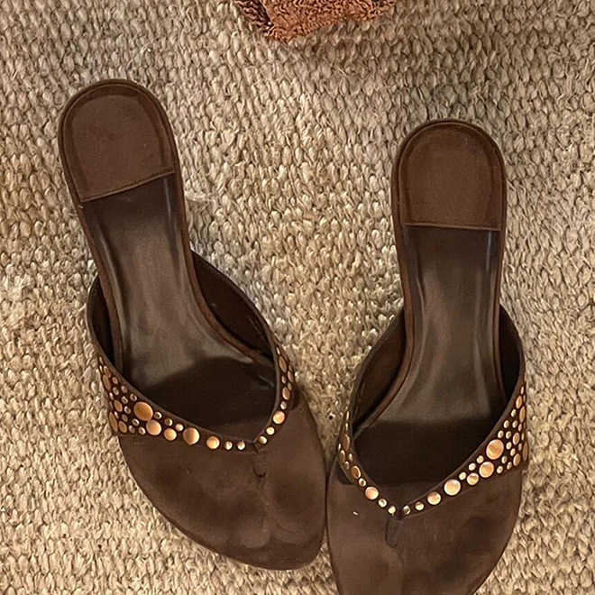 The 2025 new high-end European and American style riveted toe flip-flops with suede hertage-shaped high heels for women to wear as outerwear in summer
