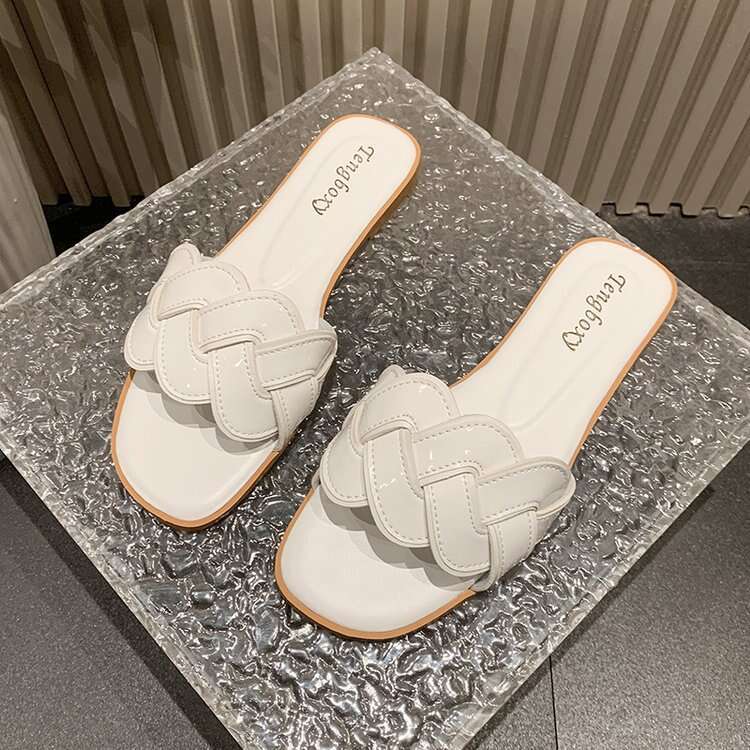 New Straight Line Fried Dough Twists Cross Belt Flat Slippers Designer Sandals Spring 2025 Leisure Large Holiday Seaside Women's Slippers
