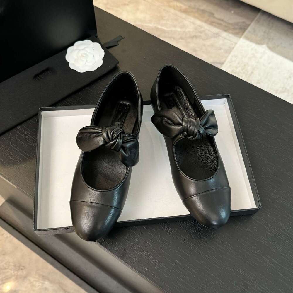 Xiaoxiangfeng butterfly bow contrasting round toe flat 2025 early spring new leather temperament elegant Mary Jane women's shoes