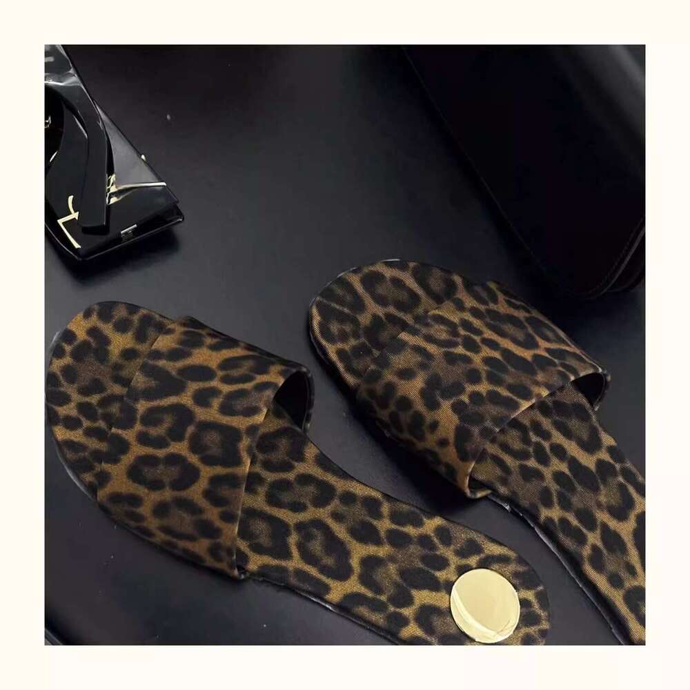 Spring and new flat bottomed leopard print slippers for women's daily wear, summer trend fashion sandals, designer shoes