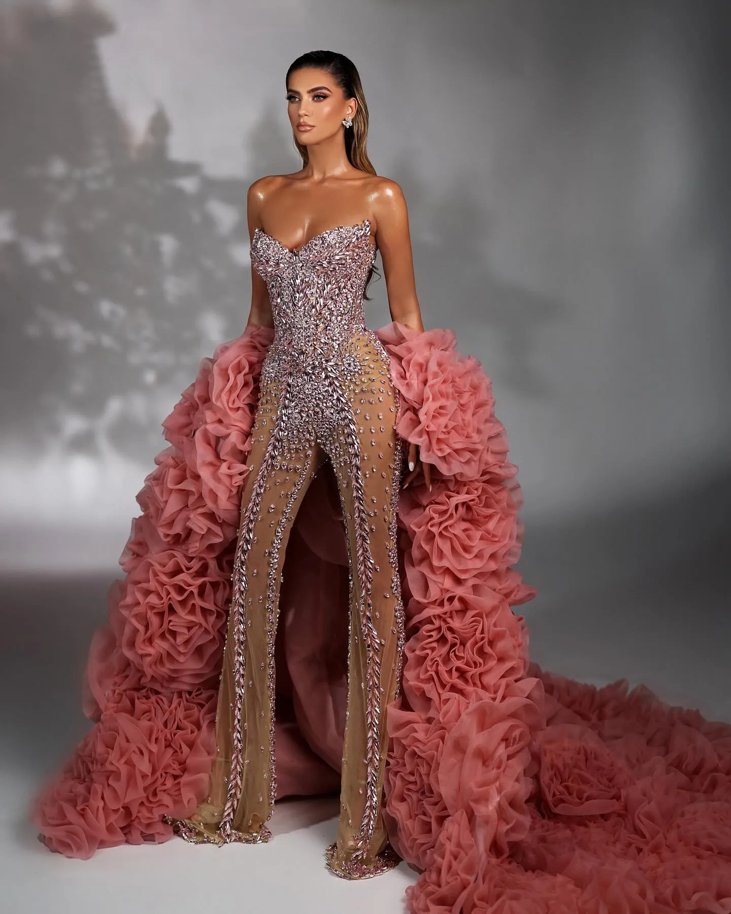 Stunning Crystal Jumpsuit Evening Dresses Elegant Strapless Prom Dress Backless Beaded Formal Party Dresses With Ruffles Cape