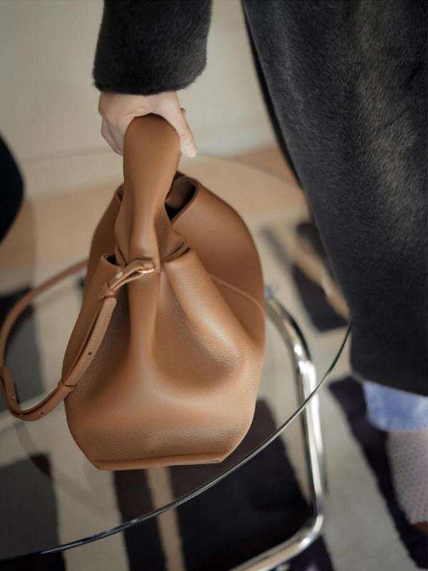 free shipping design handbag for women 2025 versatile crossbody dumpling carrying bag high-end feel handbag lunch box bag makeup bag