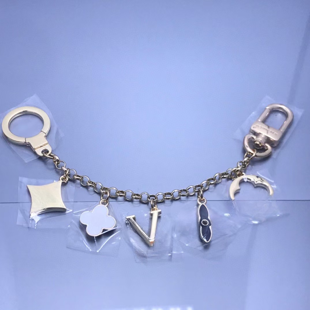 Luxury designers keychains Letters with diamonds designers keychain top Car Key Chain Women Buckle jewelry